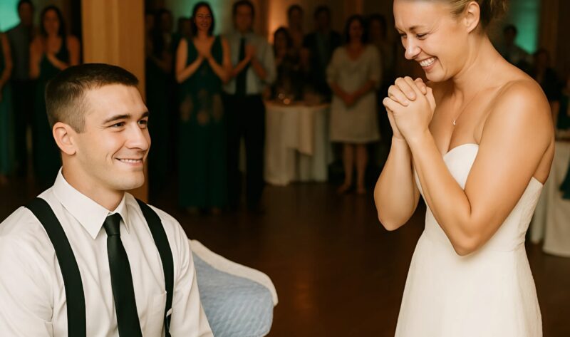Couple souriant, l'homme en fauteuil roulant