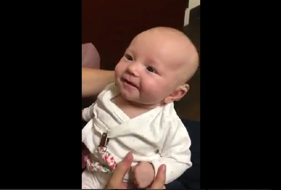 Sourire radieux de la petite fille entendant sa maman