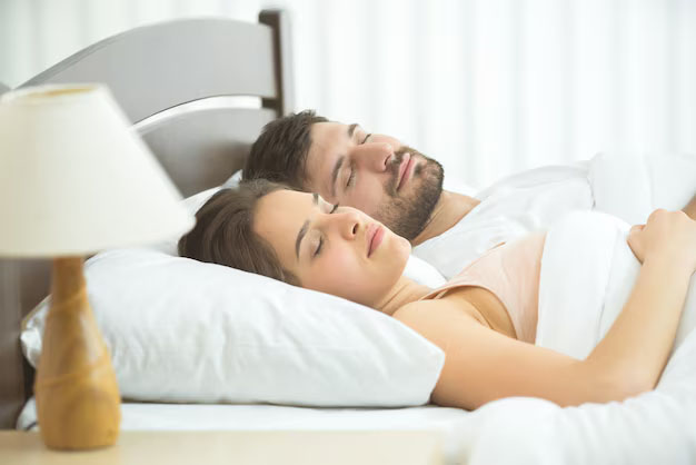 Couple endormi enlacé