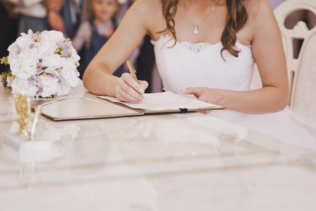 Jeune mariée signant un contrat