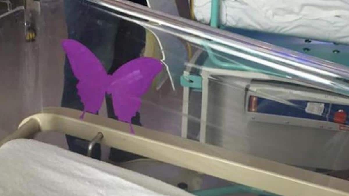 Service de maternité avec couveuses et symboles de naissance