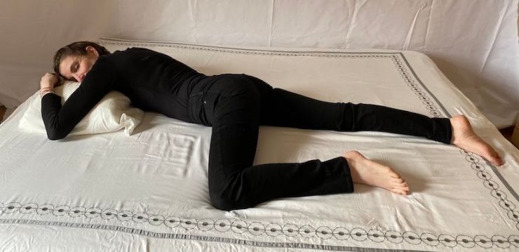 Femme dormant sur le ventre avec mise en évidence des points de pression