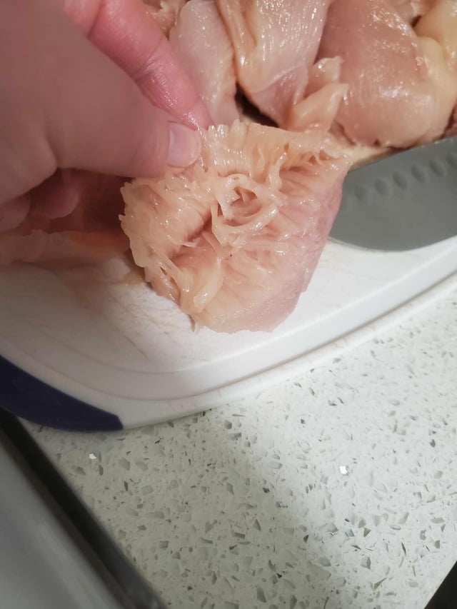 Photo montrant une texture inhabituelle de viande de poulet