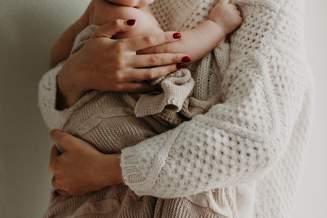Femme souriante tenant un test de grossesse