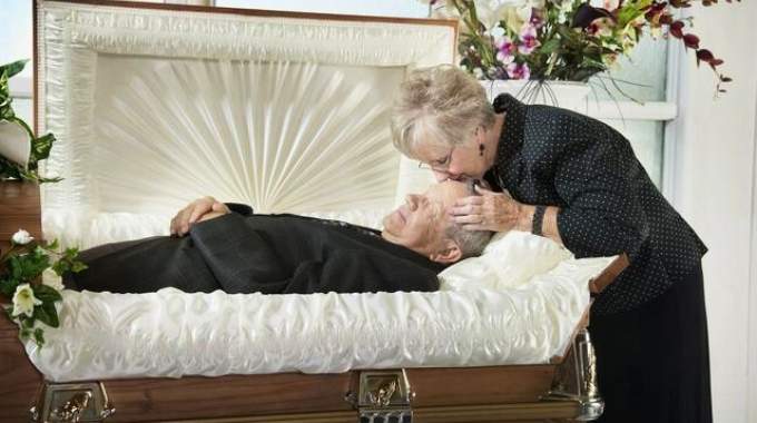 Médecin expliquant les risques d'embrasser un défunt