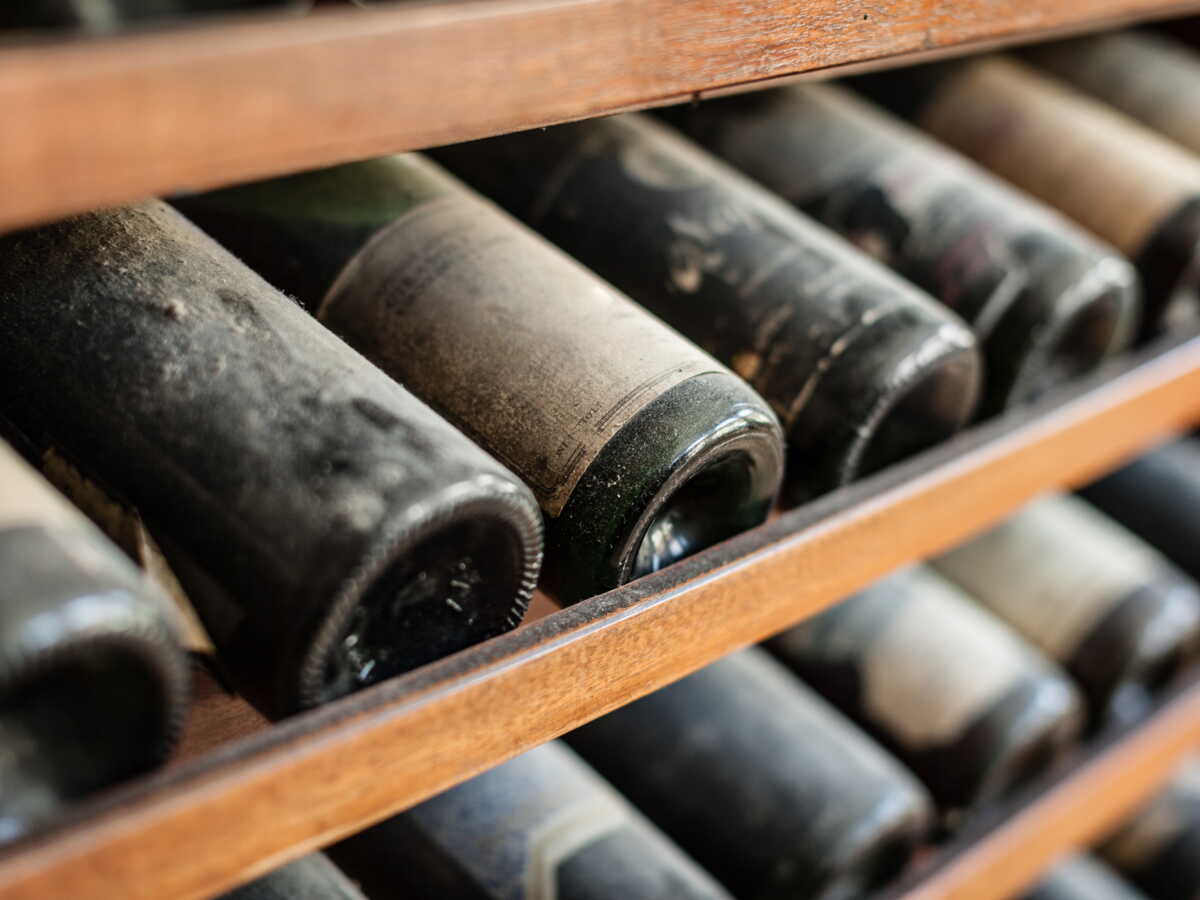 Main tenant élégamment une bouteille de vin