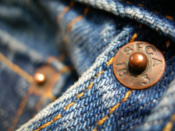 Détail historique d'un jean avec rivets