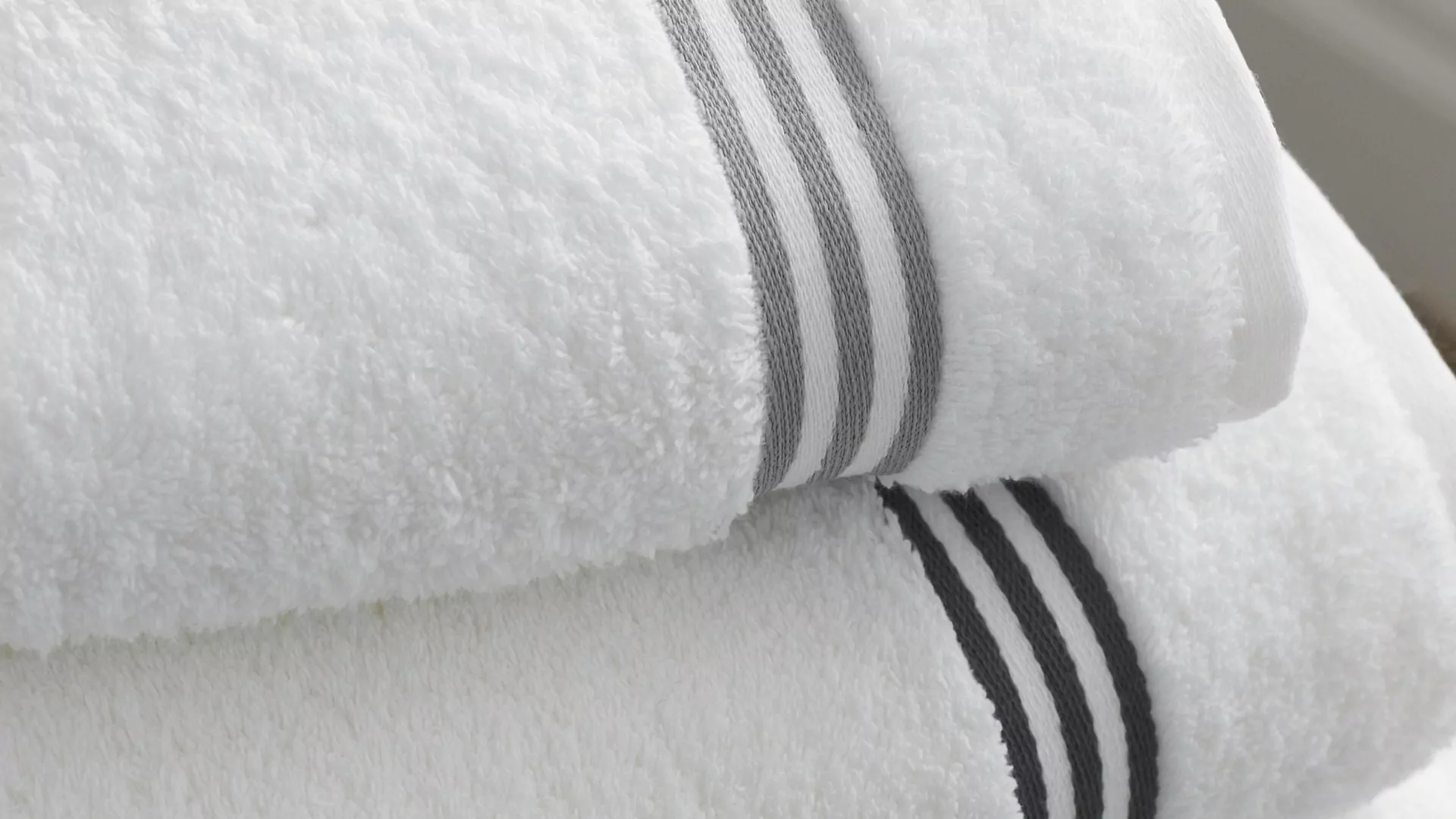 Serviette d'hôtel avec bandes dobby