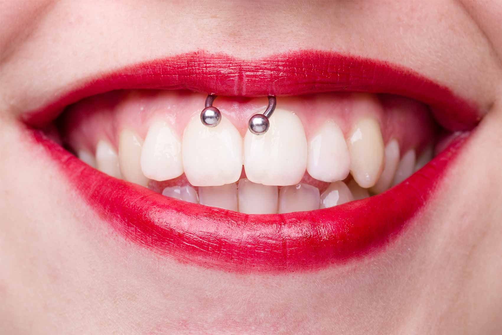 Jeune femme souriante avec un piercing labial élégant