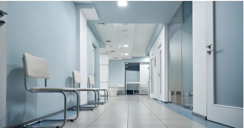 Jeune femme rangeant des affaires de bébé