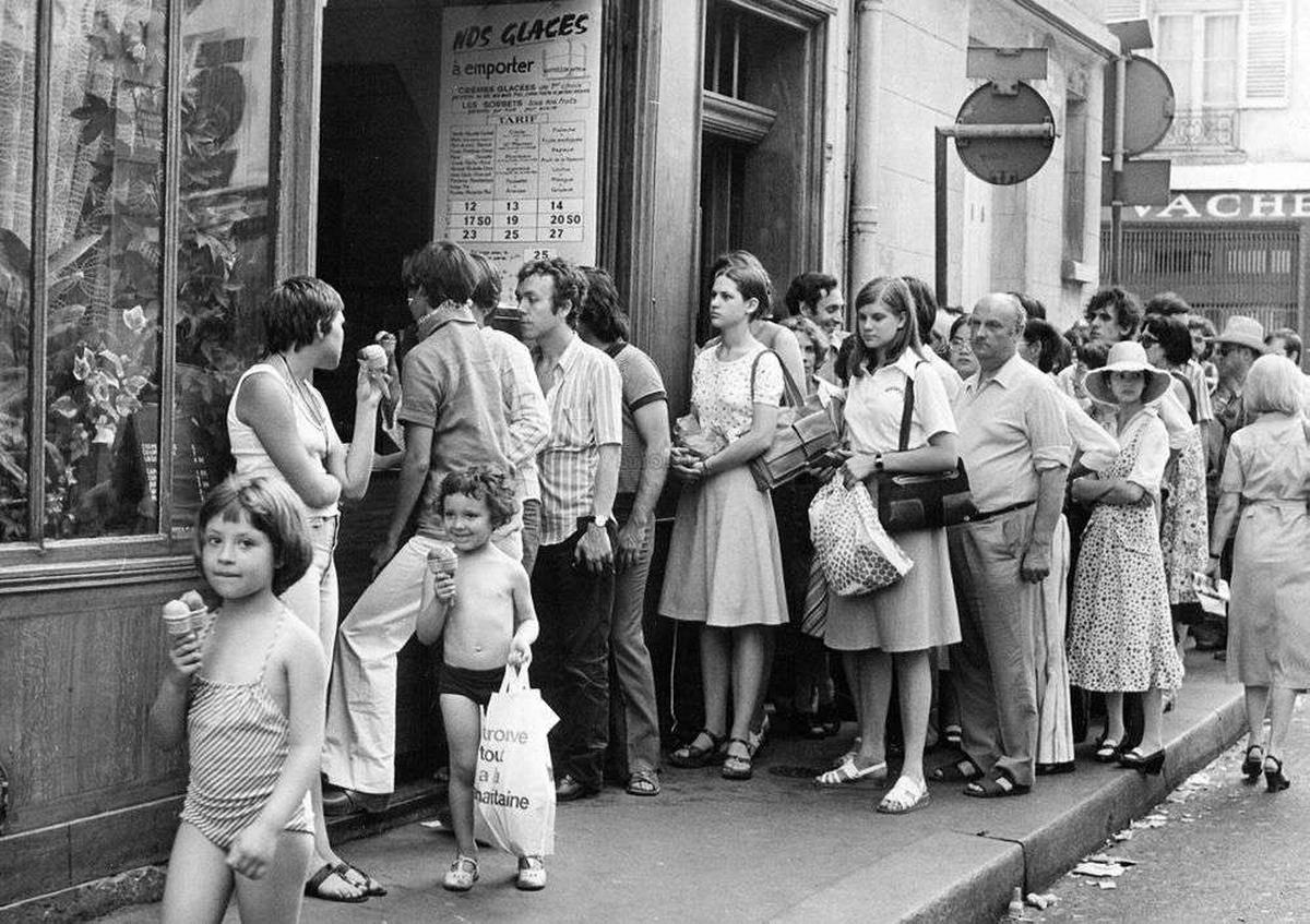 Groupe d'amis riant dans un parc années 70