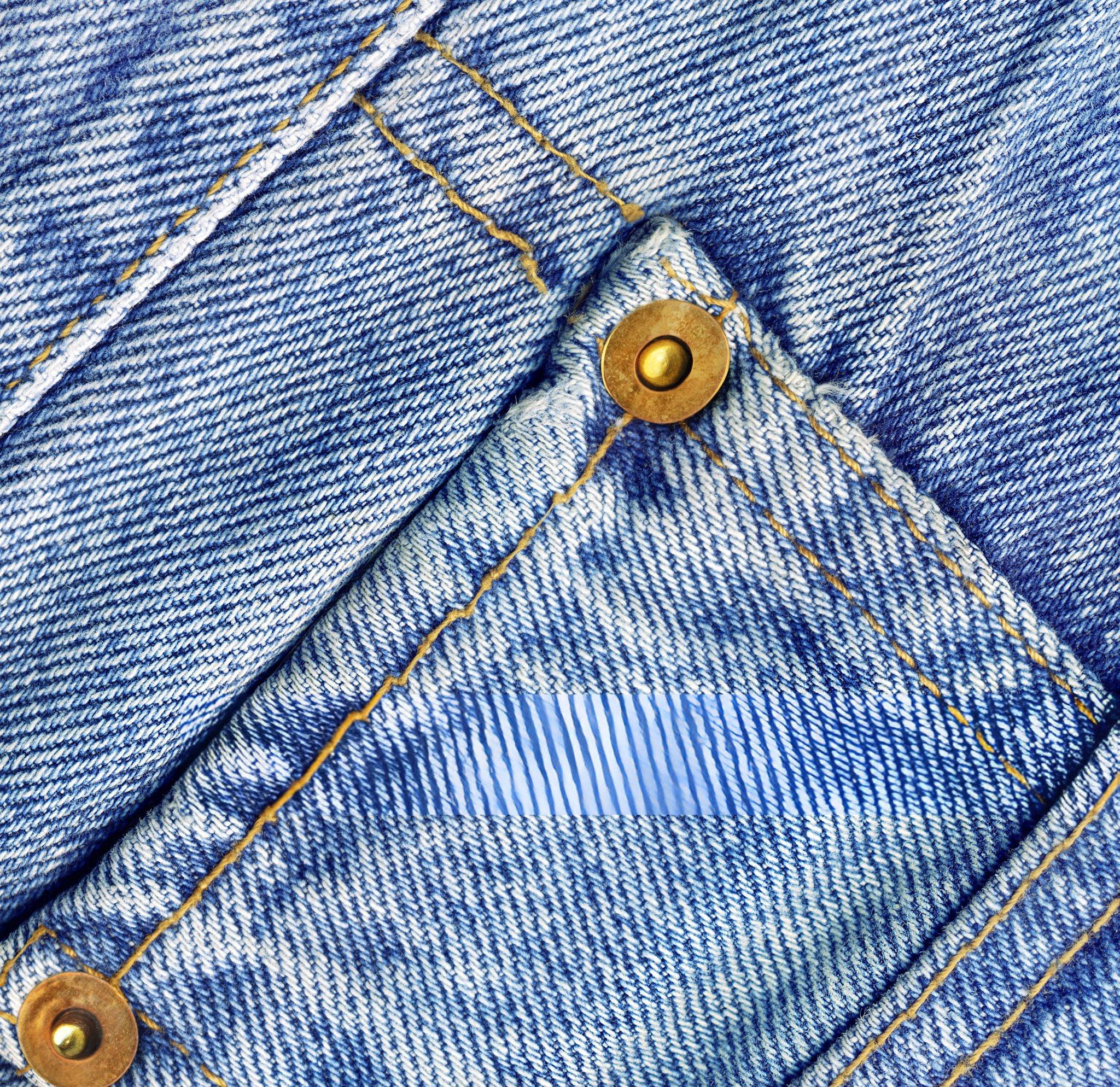 Détail des boutons d'ourlet sur un jean