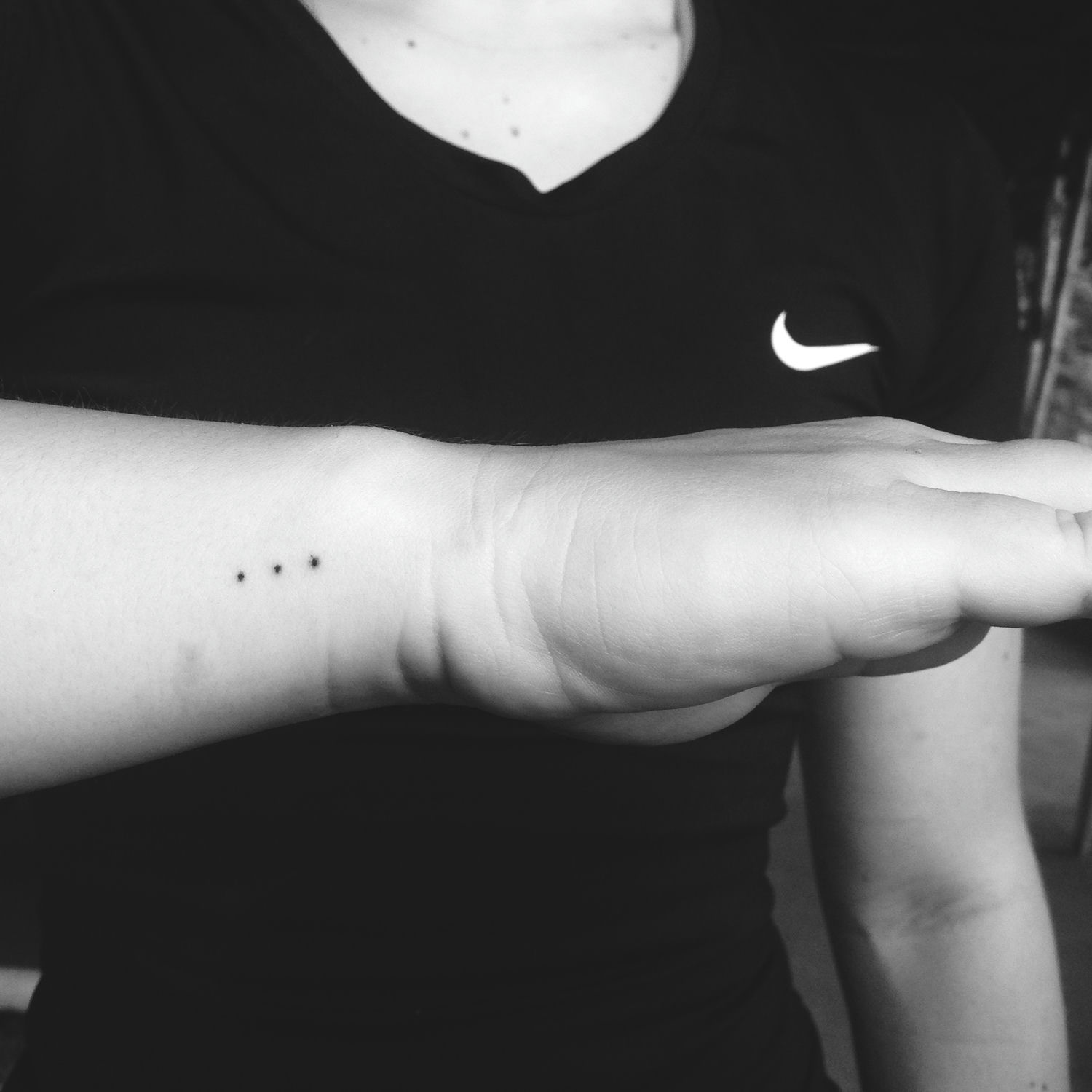 Tatouage minimaliste trois points