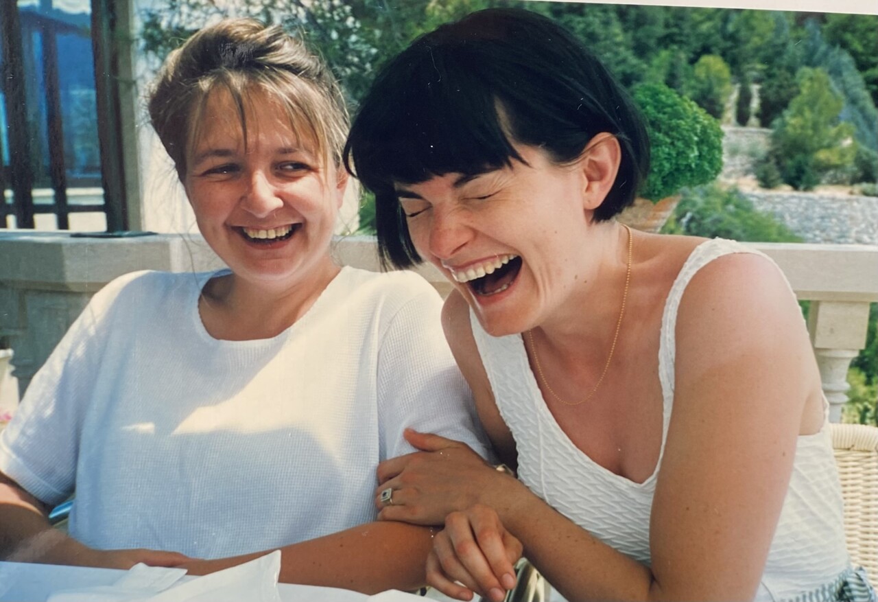 Deux amis discutant dans un café années 70