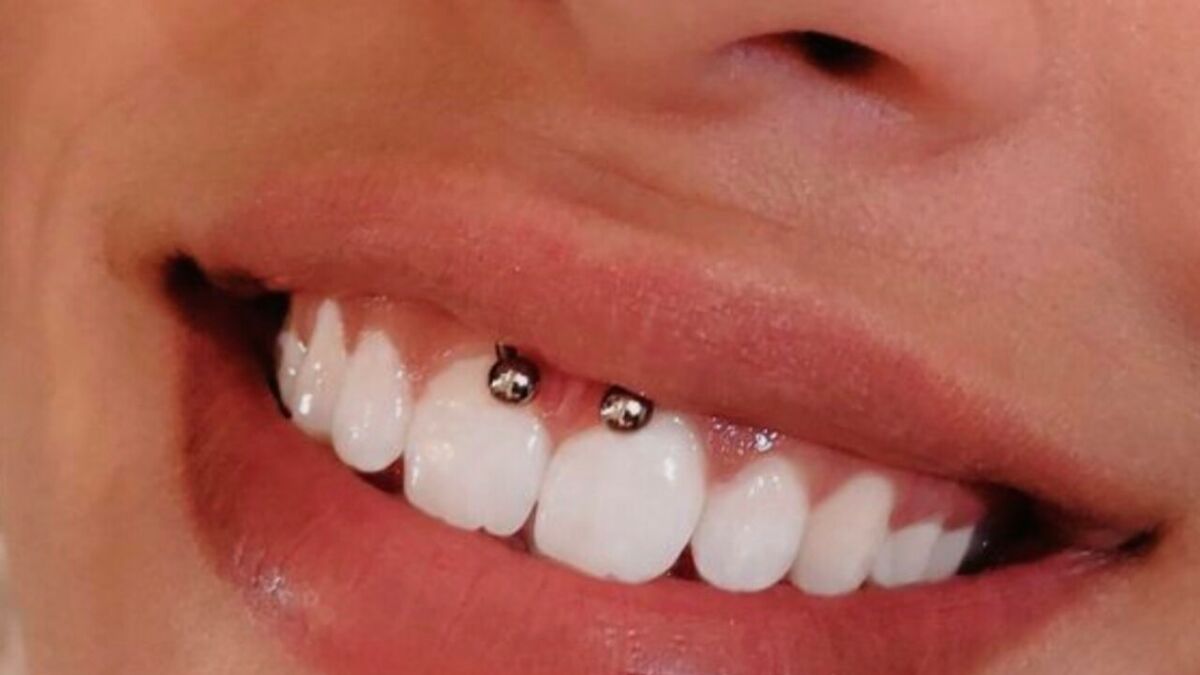 Piercing smiley discret et féminin