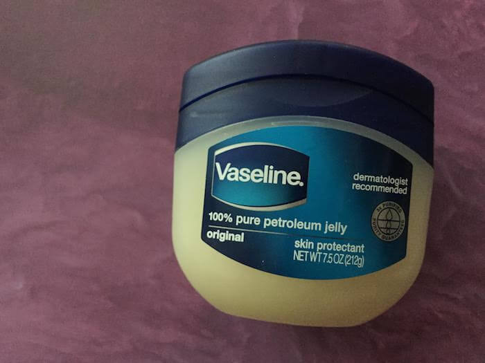 Pot de vaseline entrouvert