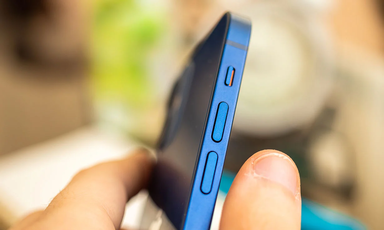 iPhone avec boutons de volume zoomés