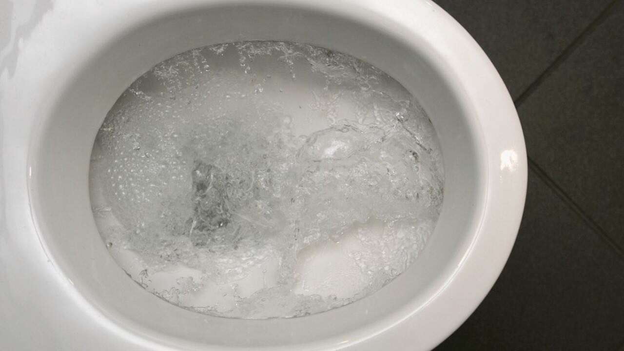 Réaction effervescente dans des toilettes