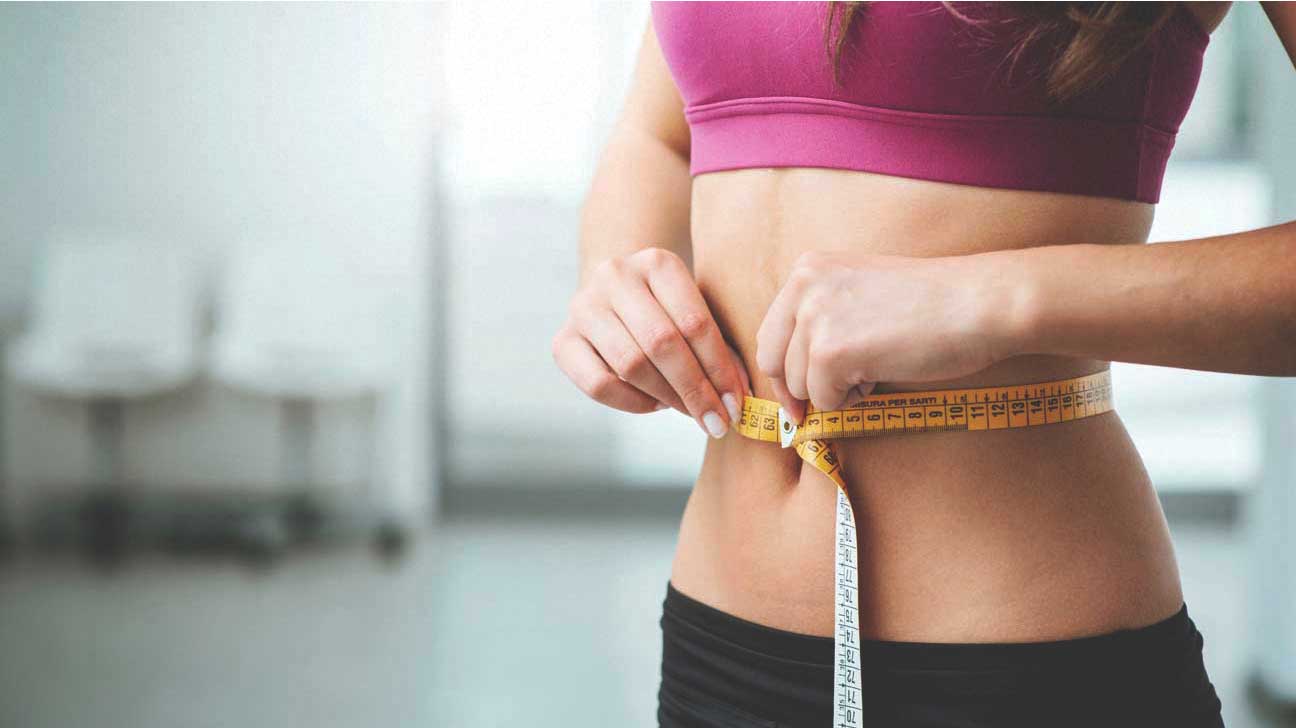 Femme mesurant son tour de taille