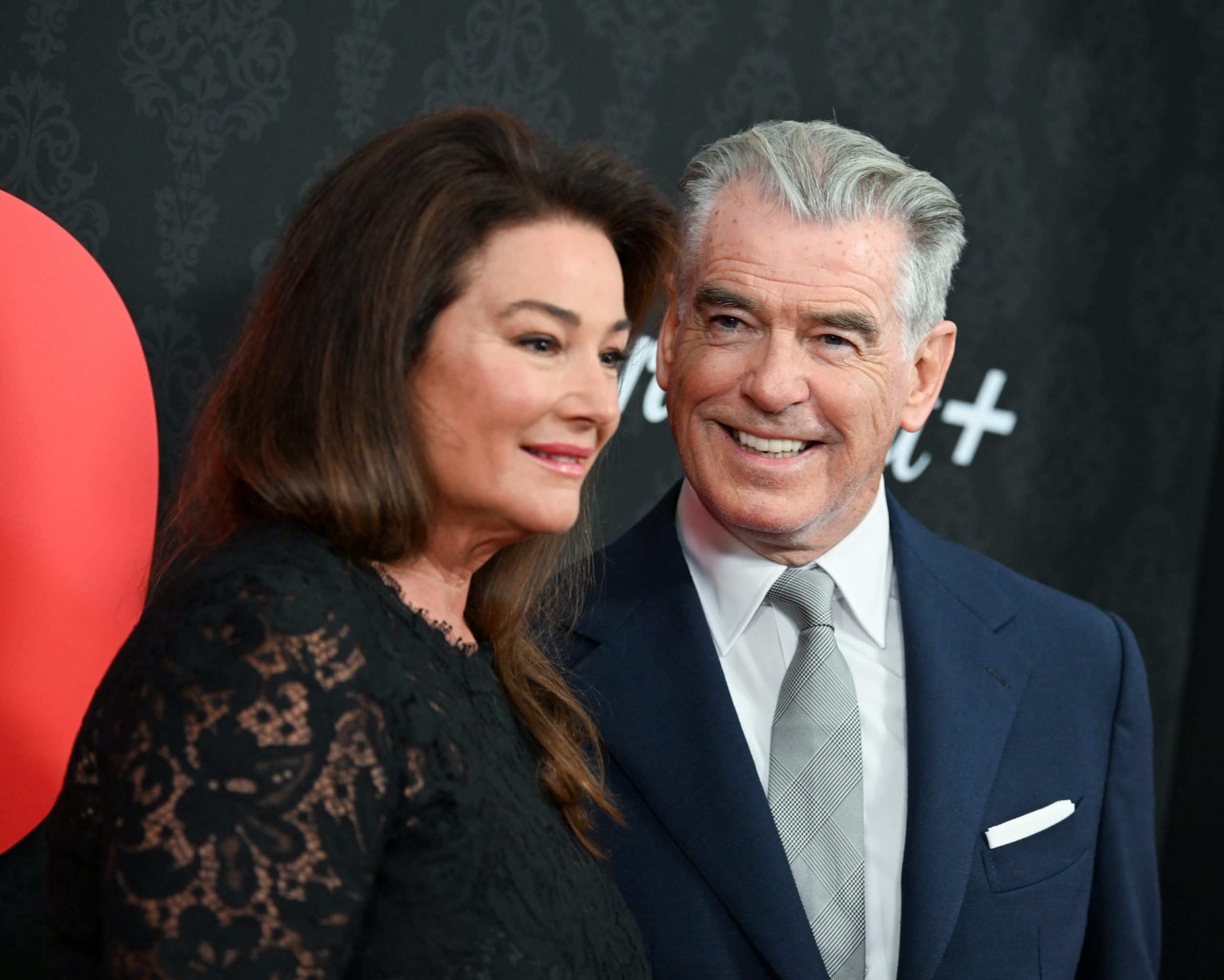 Pierce Brosnan embrassant tendrement Keeley Shaye