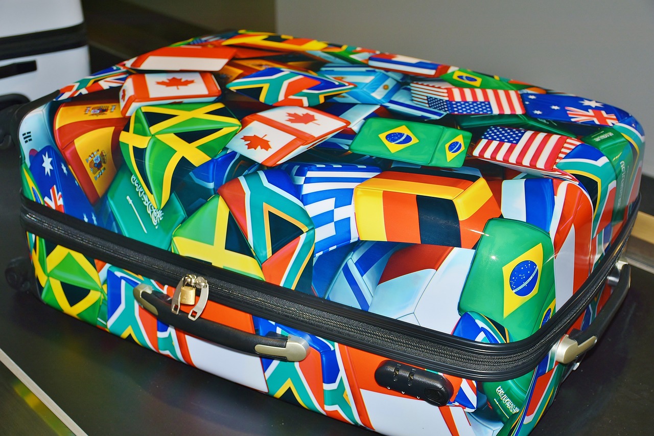 Valise colorée avec autocollants originaux