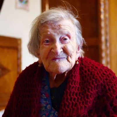 Emma Morano préparant sa grappa maison