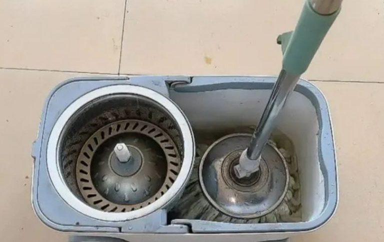 Préparation d'un seau d'eau pour le nettoyage