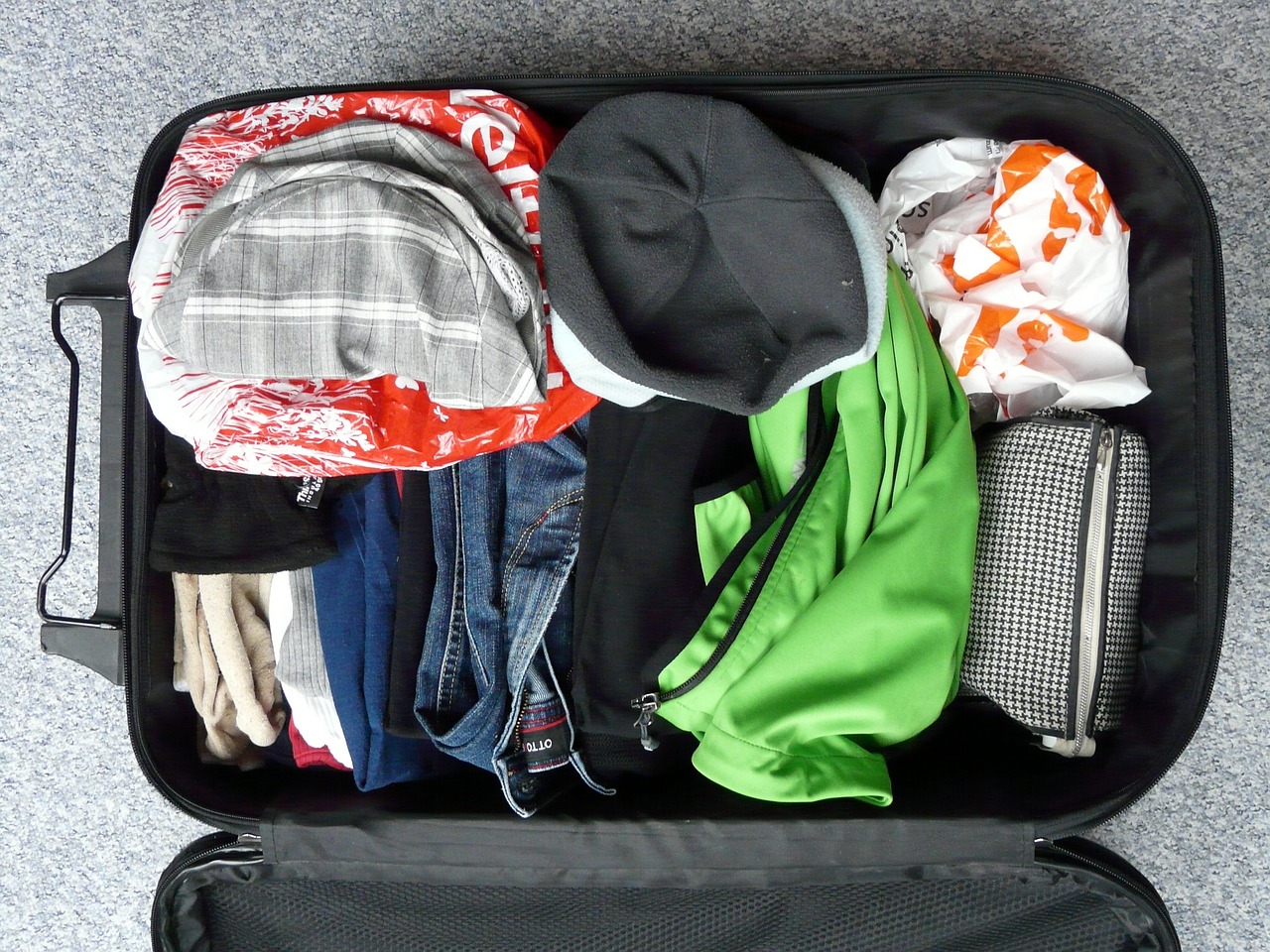 Personne préparant sa valise avec soin