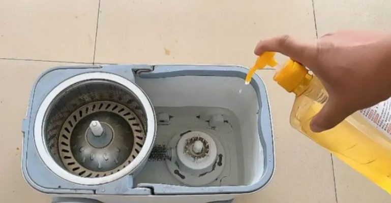 Ingrédients pour préparer l'eau de nettoyage