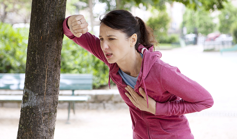 Femme essoufflée après un effort modéré