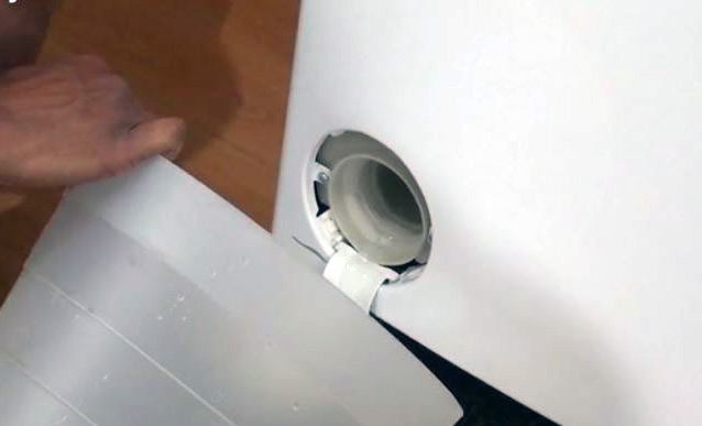 Détail du filtre et du bouton de vidange