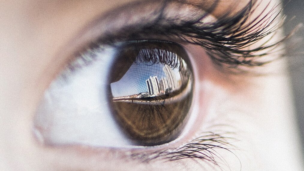 Illustration d'un œil observant une illusion optique