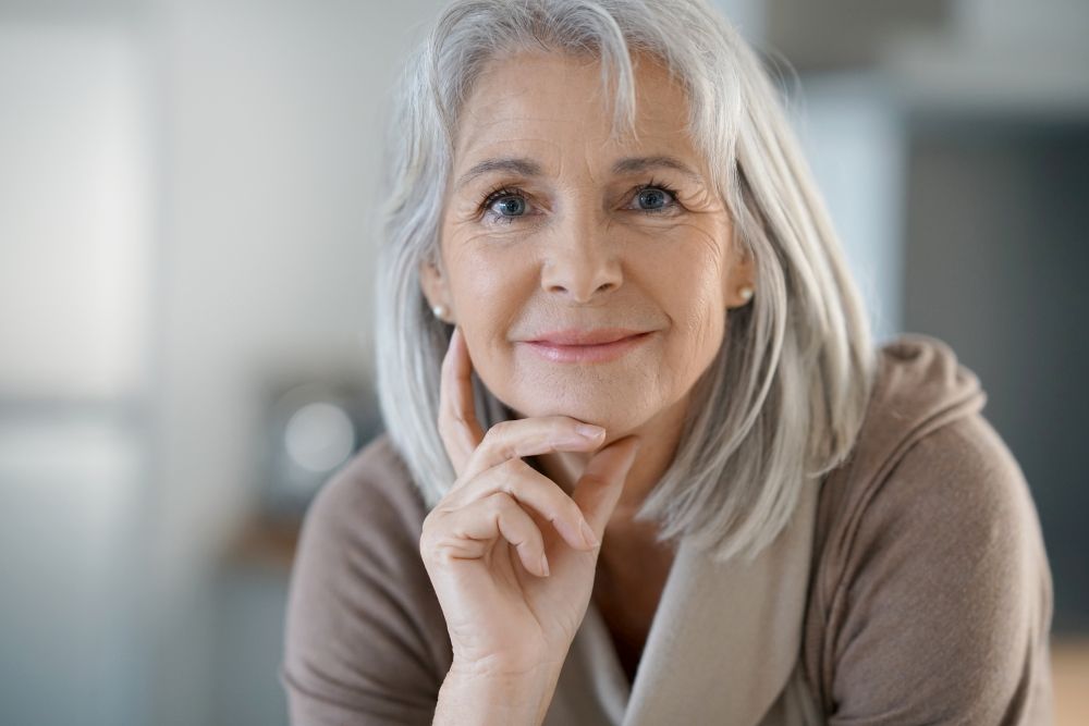 Femme de plus de 60 ans souriante avec une coupe courte moderne