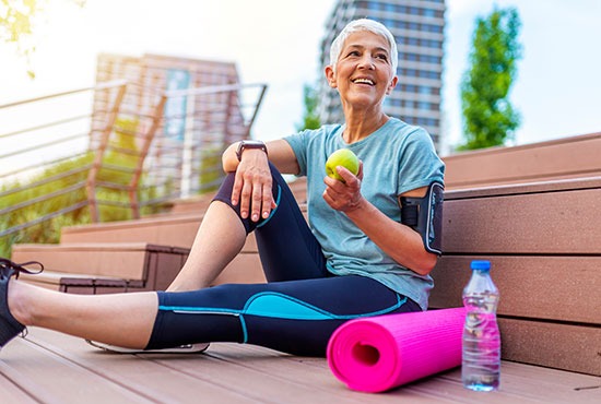Femme senior souriante faisant du sport en plein air