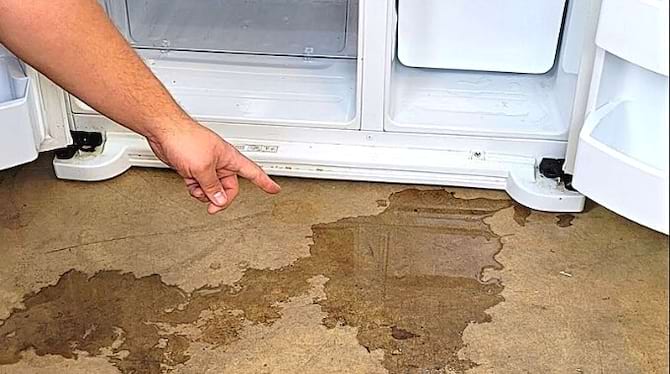 Flaque d'eau sur un sol de cuisine