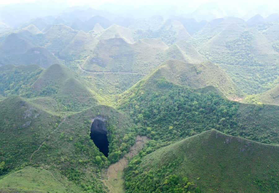 Vue aérienne du gouffre chinois et de sa forêt préservée
