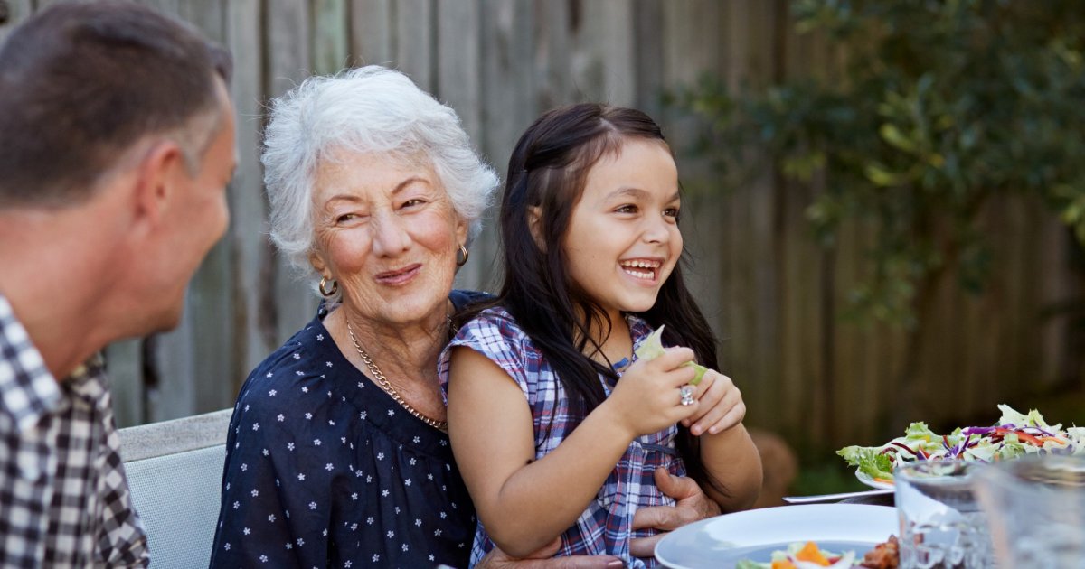 Couple mature partageant un repas coloré et équilibré