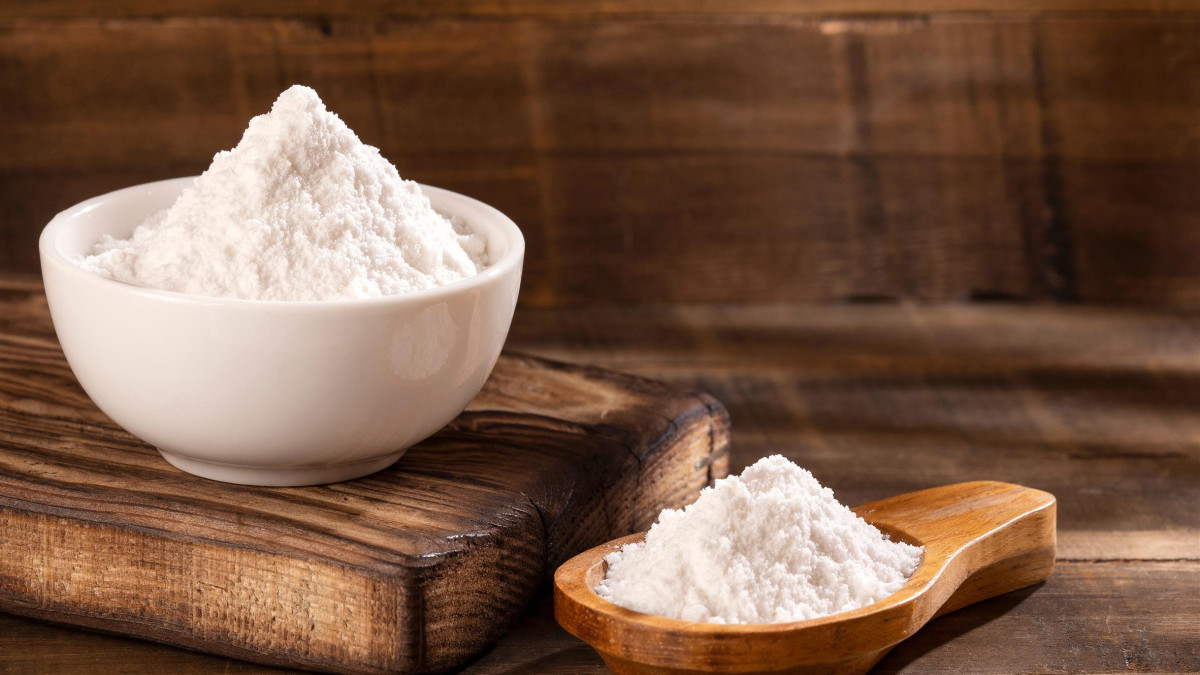 Pot de bicarbonate de soude entouré d'ingrédients naturels