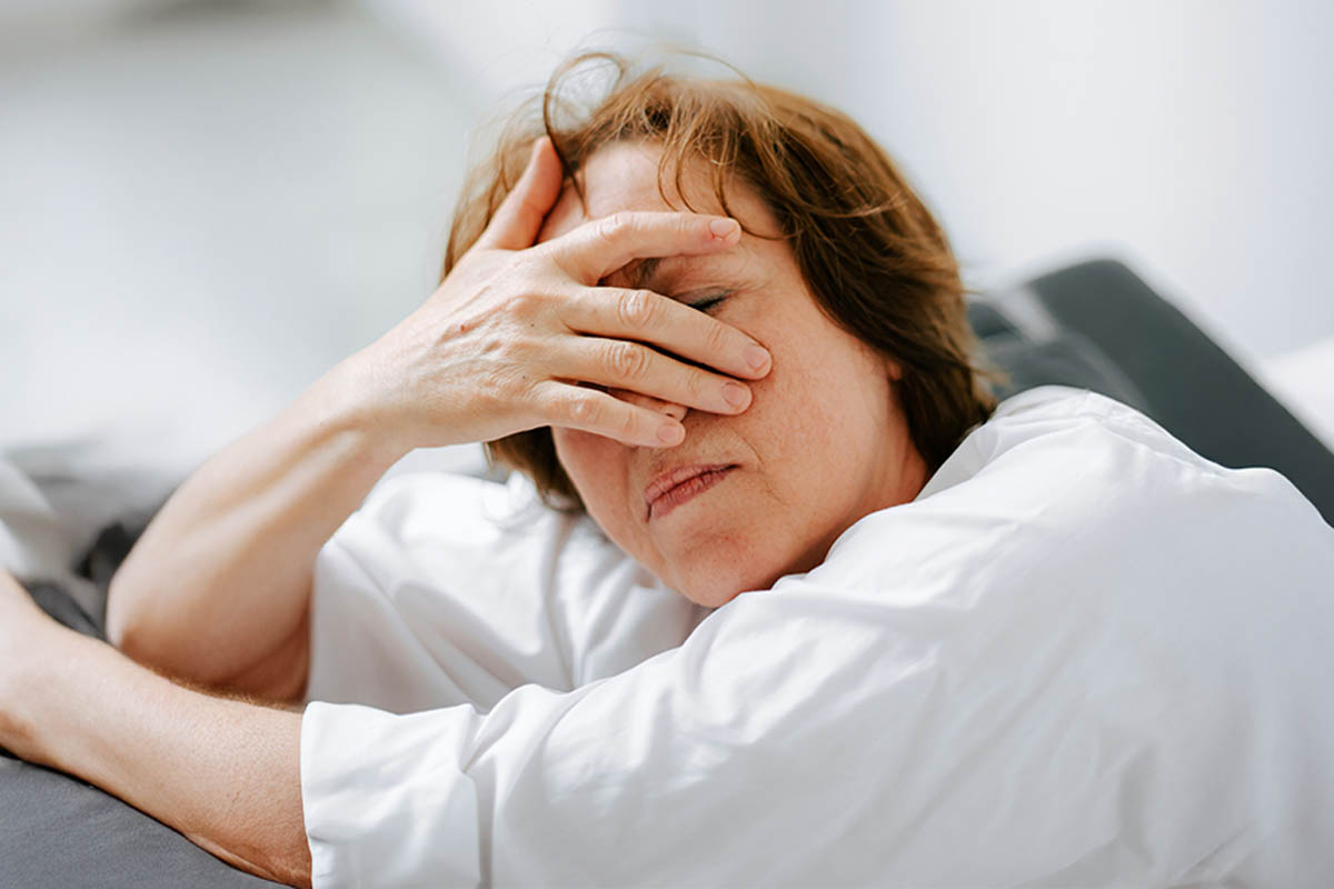 Femme fatiguée, symptôme possible d'un manque de vitamine D