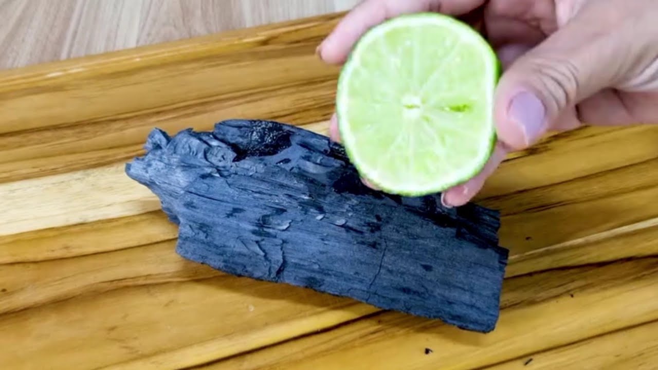 Préparation maison à base de citron et charbon actif pour les dents