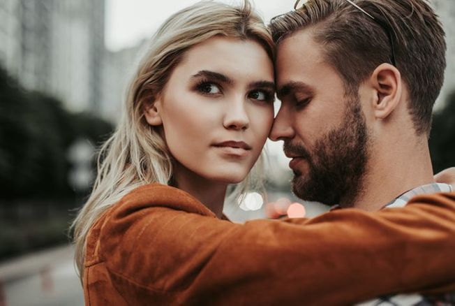 Femme réfléchissant à une relation