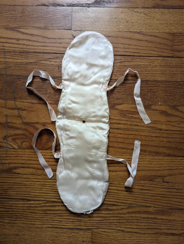 Coussinet en satin matelassé avec attaches