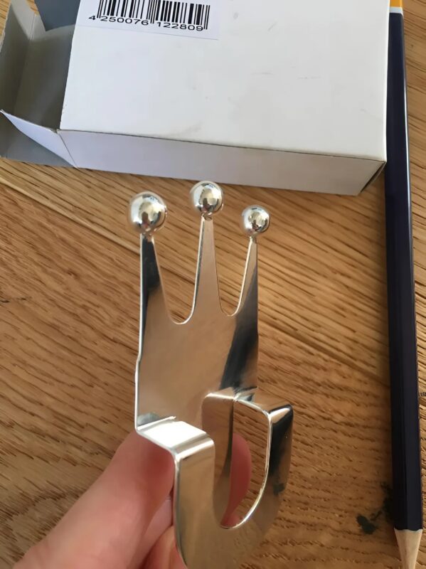 Miniature de couronne en métal posée sur une table