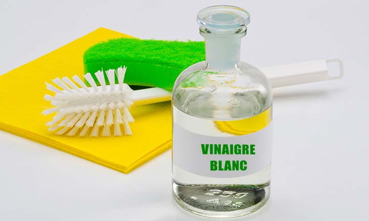 Flacon de vinaigre blanc et chiffon microfibre pour le ménage