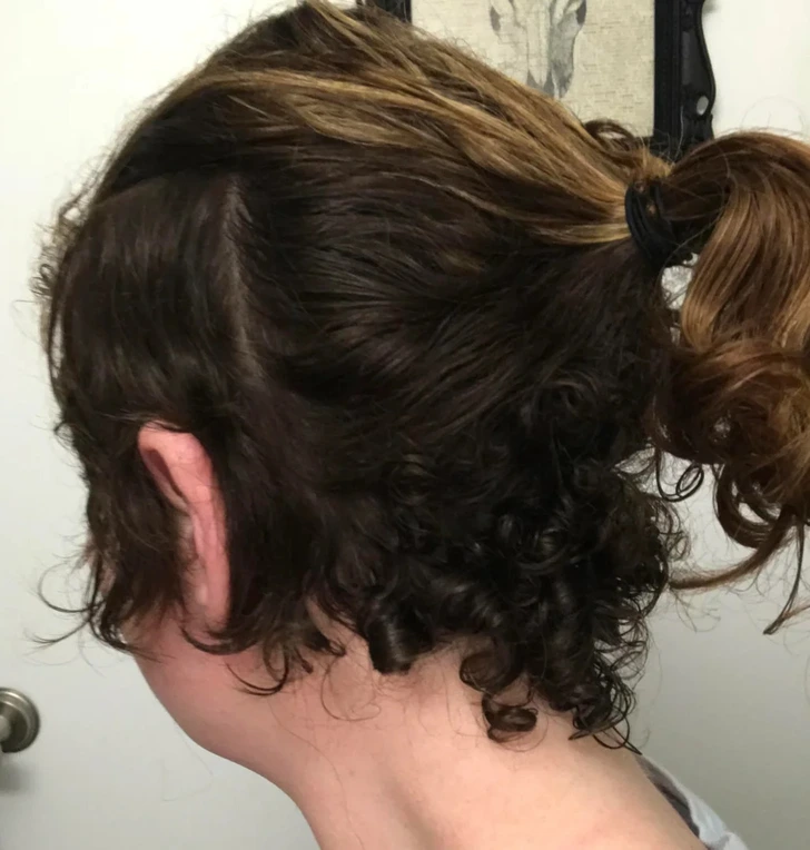 Cheveux partiellement lisses et bouclés