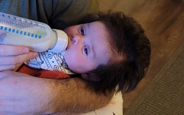 Bébé avec une épaisse chevelure à deux mois