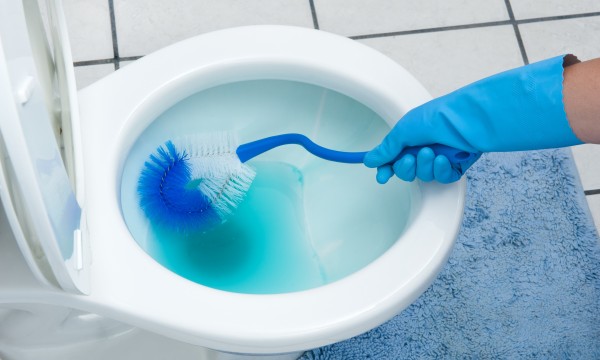 Salle de bain avec traces d'humidité