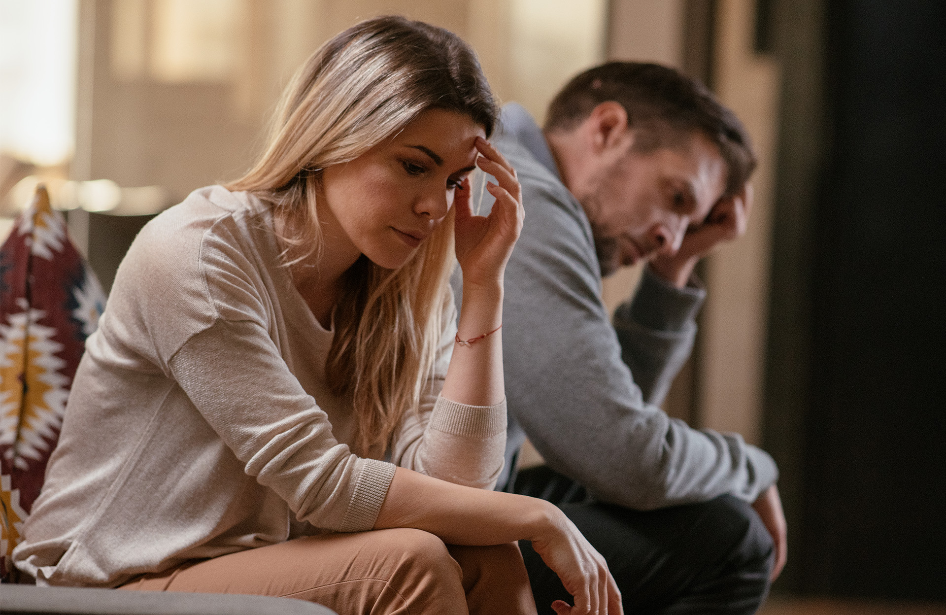 Couple semblant épuisé émotionnellement