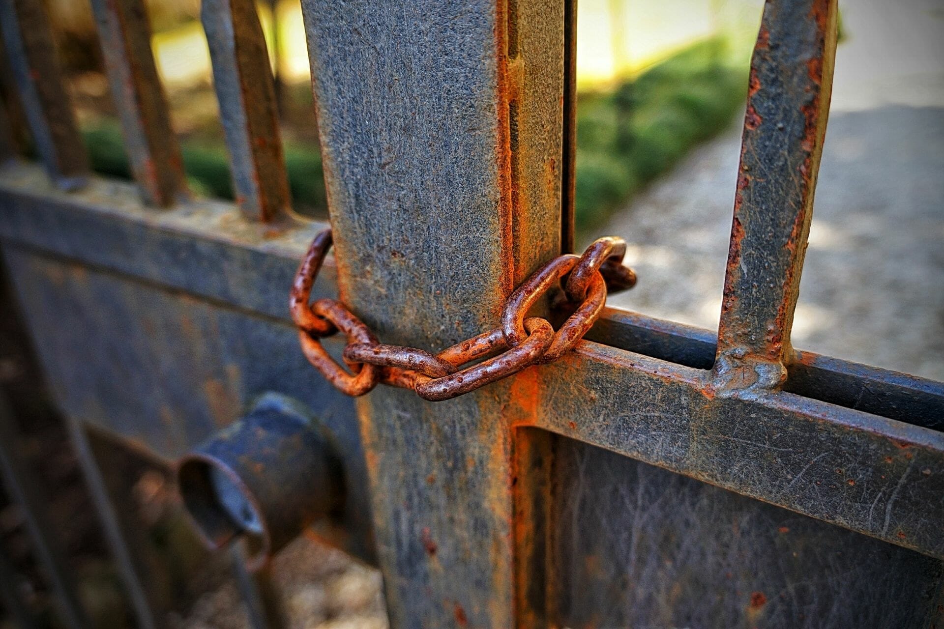Objet métallique rouillé montrant des traces d'oxydation