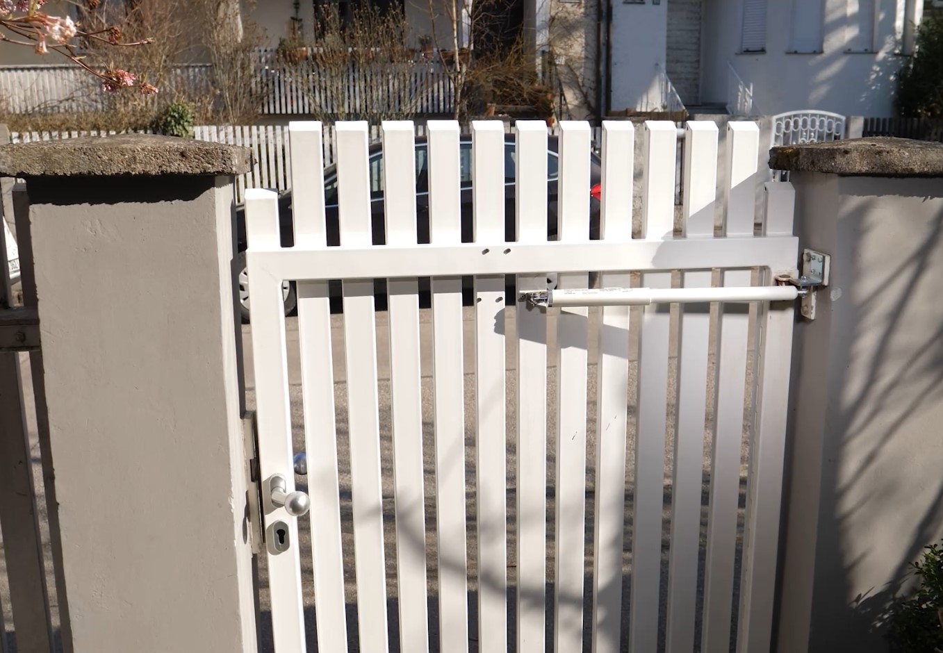 Porte de jardin laissant entrevoir un espace vert